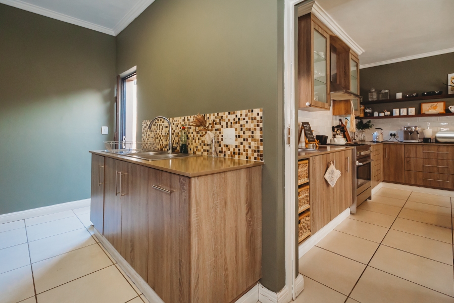 4 Bedroom Property for Sale in Kraaibosch Manor Western Cape